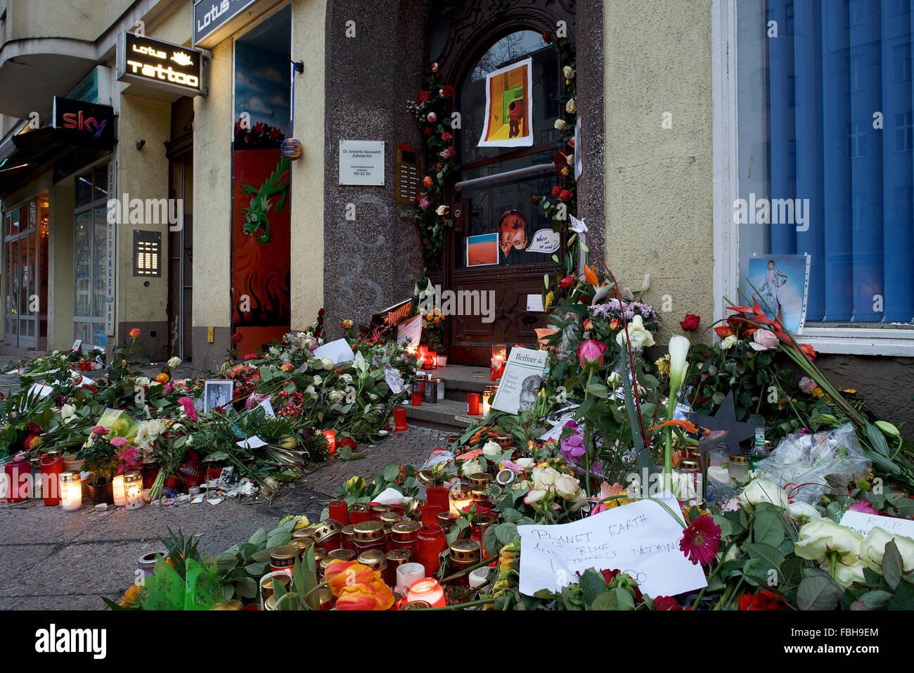 David Bowie muore domenica 10 gennaio 2016. I lutto pagano i loro rispetti con i fiori e i messaggi al suo ex discorso di Schöneberg a Berlino Foto Stock