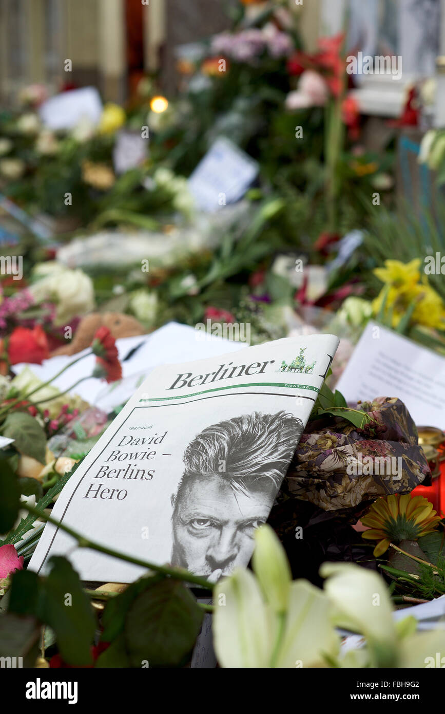 David Bowie muore domenica 10 gennaio 2016. I lutto pagano i loro rispetti con i fiori e i messaggi al suo ex discorso di Schöneberg a Berlino Foto Stock