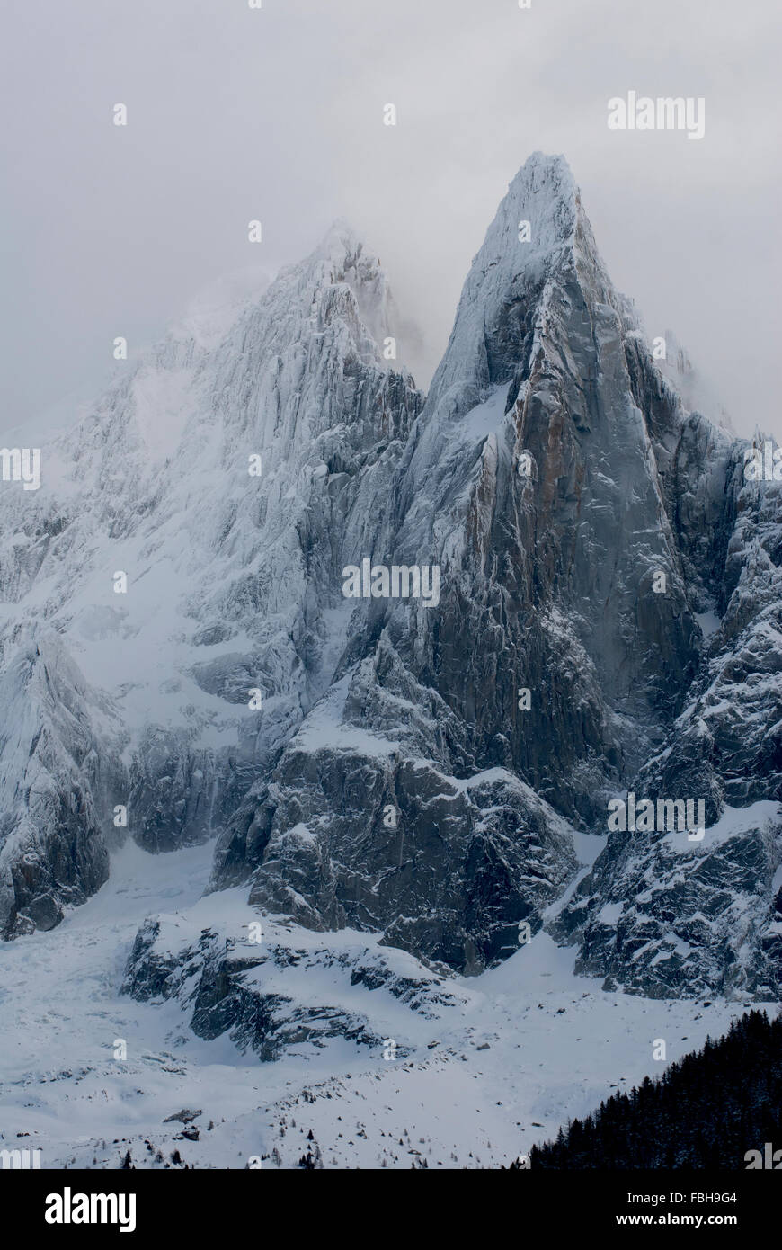 I picchi di Les Dru e la Aguille Vert spolverato di neve fresca Foto Stock