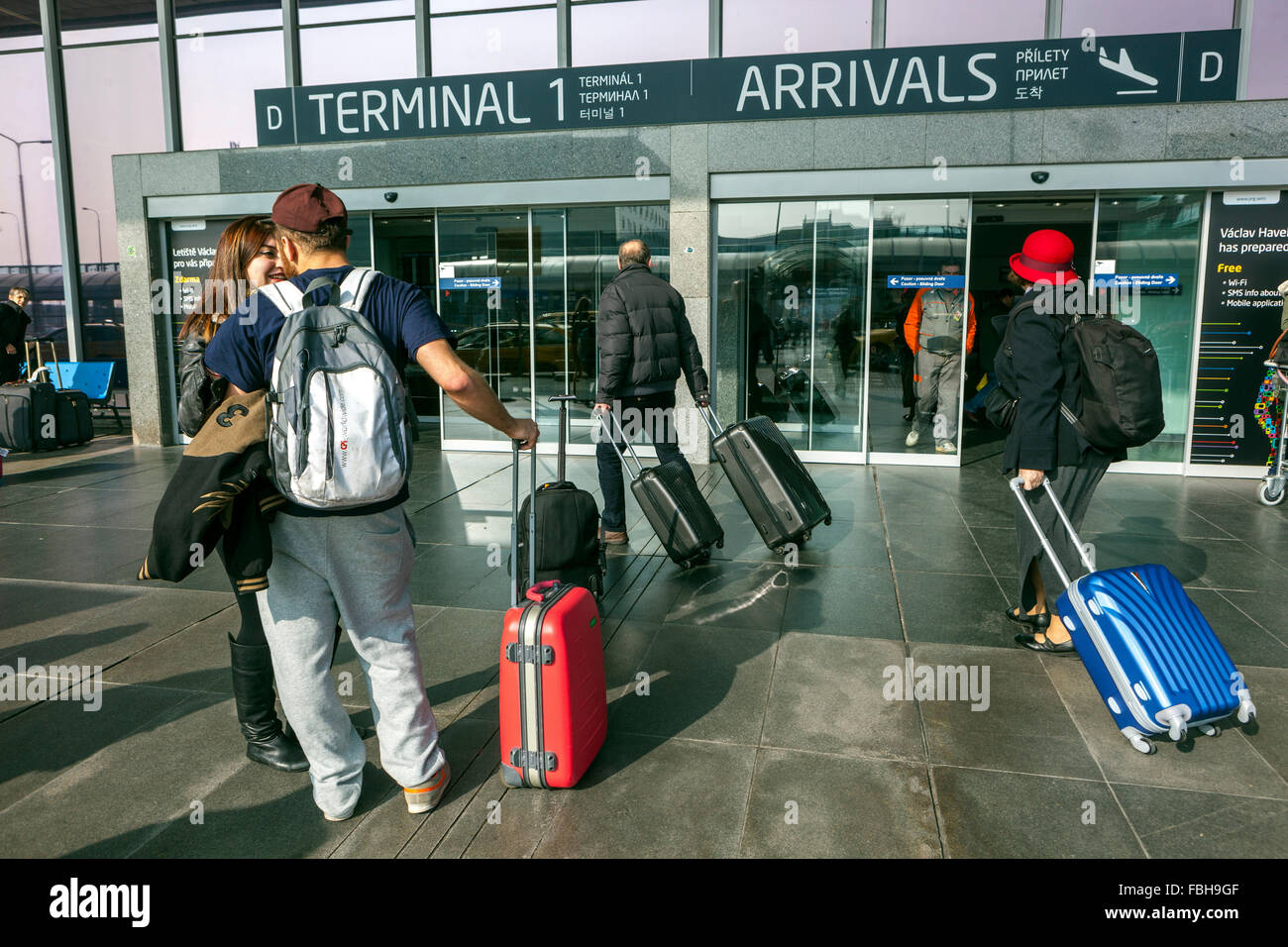 I turisti con le valigie, Aeroporto, Praga, Repubblica Ceca Foto Stock