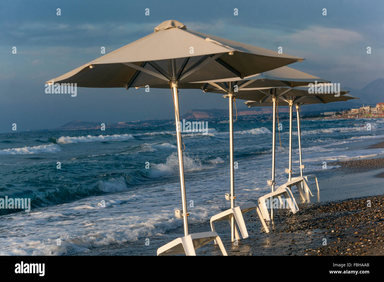 Ombrelloni in spiaggia su una spiaggia vuota a Rethymno, Creta, Grecia Foto Stock