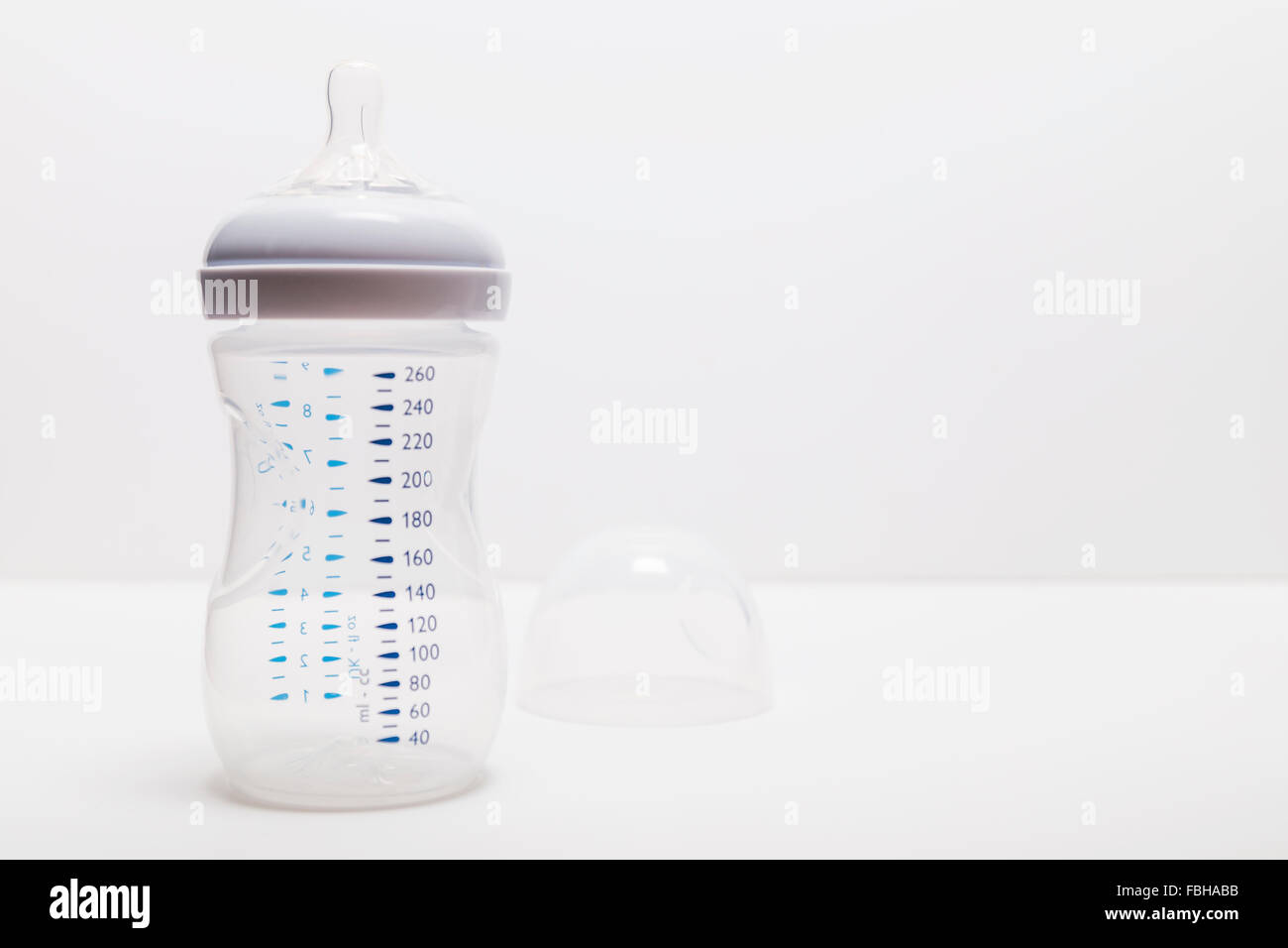 Baby bottiglia di latte con il coperchio rimosso Foto Stock