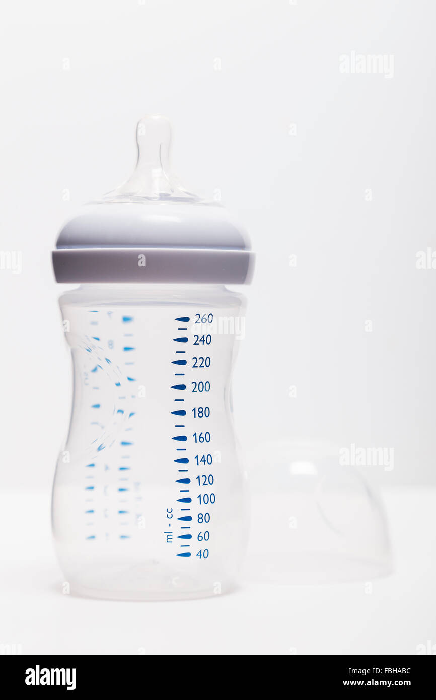 Baby bottiglia di latte con il coperchio rimosso Foto Stock