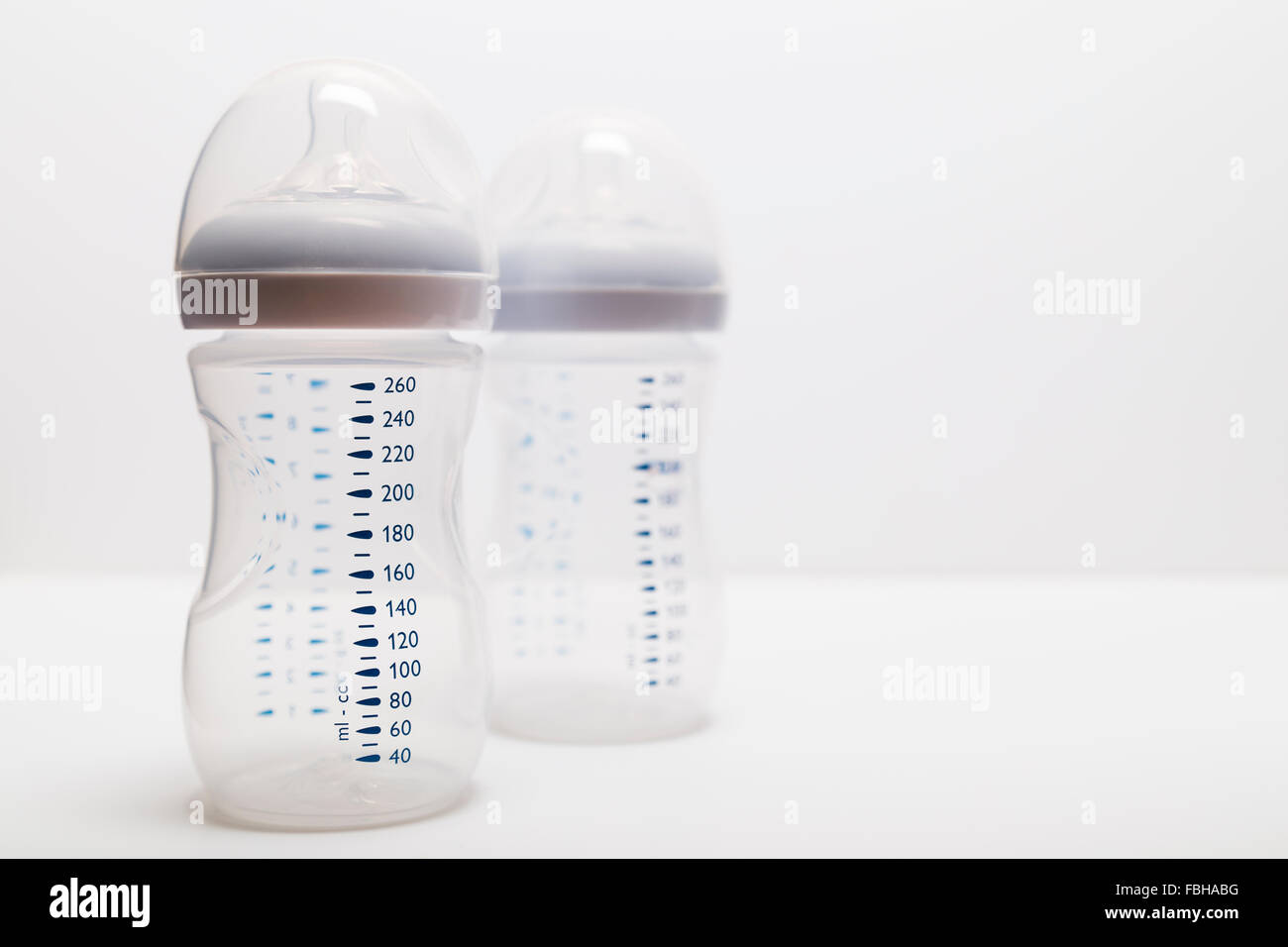 Coppia di baby bottiglie di latte Foto Stock
