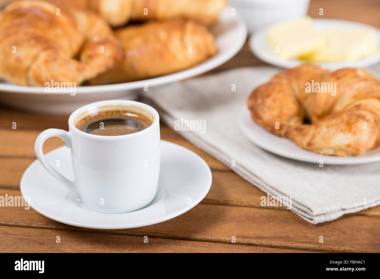 La colazione caffè e croissant al burro Foto Stock