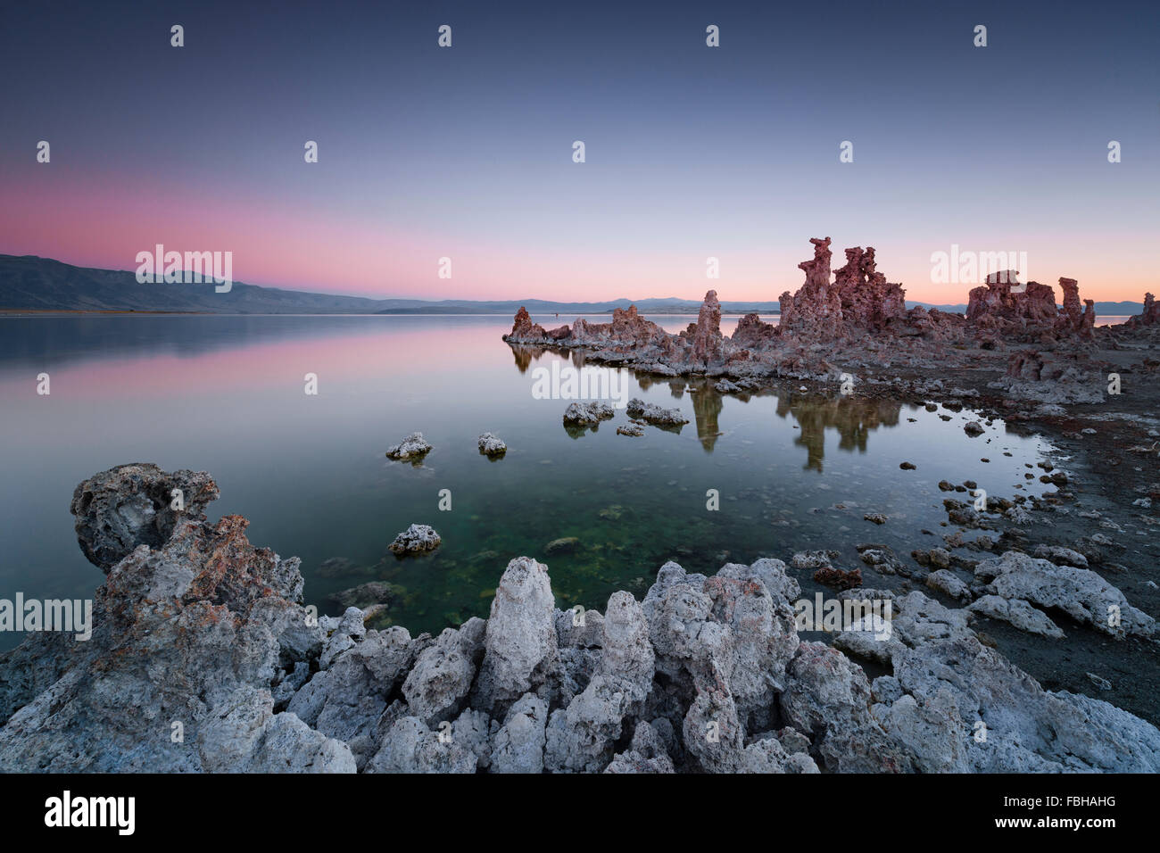 Stati Uniti d'America, America, California, Mono Lake, bizzarro, forme, pilastri, deserto, lago, acqua, colore, sera, al tramonto, panorama, paesaggio, Foto Stock