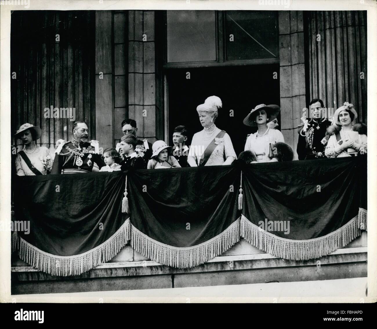1935 - Royal Garner sul balcone di Buckingham Palace; al tempo del Giubileo che celebra 25 anni di regno di George V e Maria. La foto mostra l a R. Princess Royal King Geo V, la principessa Margaret Rose, Conte di Harwood (nella parte anteriore è il suo figlio HOn Gerald Celles), la principessa Elizabe © Keystone Pictures USA/ZUMAPRESS.com/Alamy Live News Foto Stock