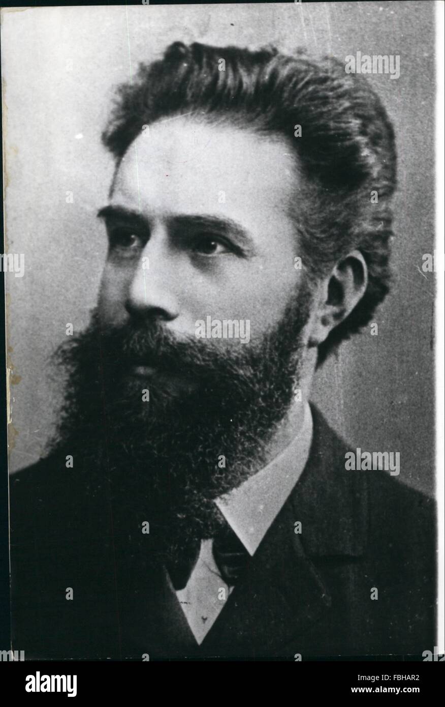 1895 - Wilhelm Conrad Rontgen scoprì i raggi X il 8 novembre 1895 presso l'Istituto di Fisica in Germania W. © Keystone Pictures USA/ZUMAPRESS.com/Alamy Live News Foto Stock