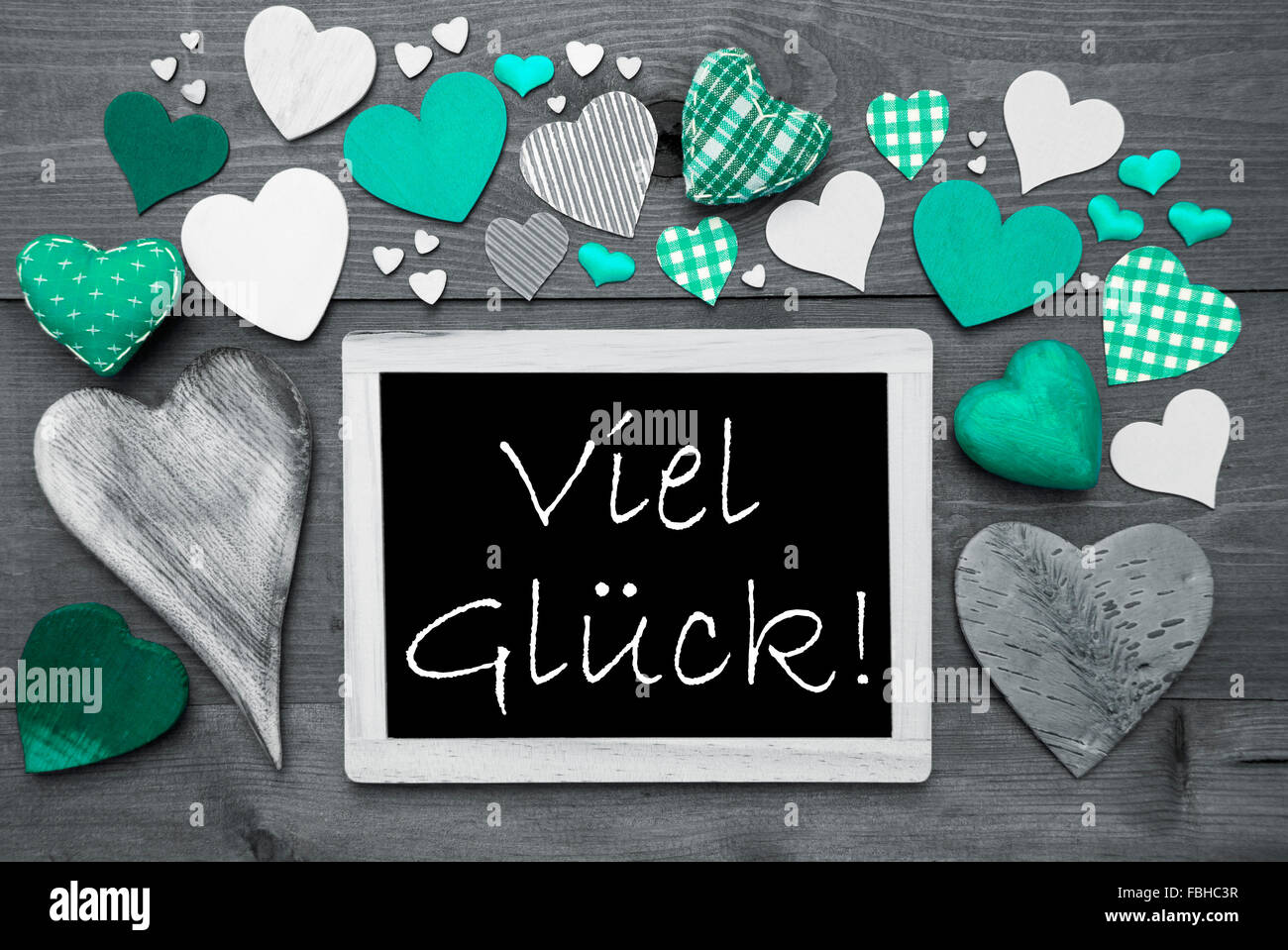 Chalkbord grigio, verde cuori, Viel Glueck significa buona fortuna Foto Stock