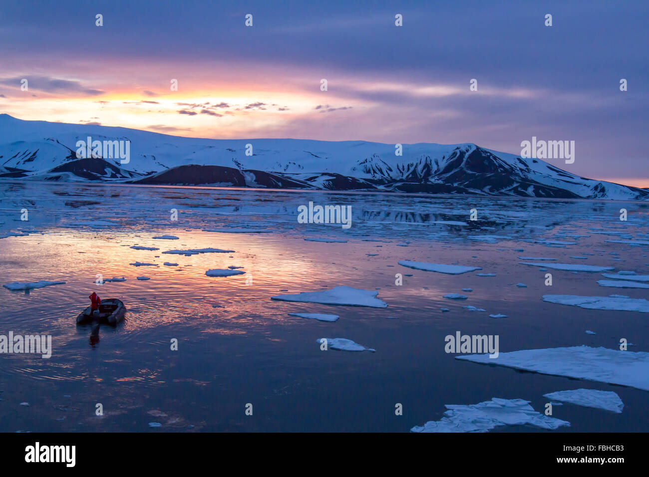 Isola Deception, Antartide - Dicembre 12, 2015 : Arctic bagliore del tramonto estivo riflettendo in Whaler Bay, isola Deception, anta Foto Stock