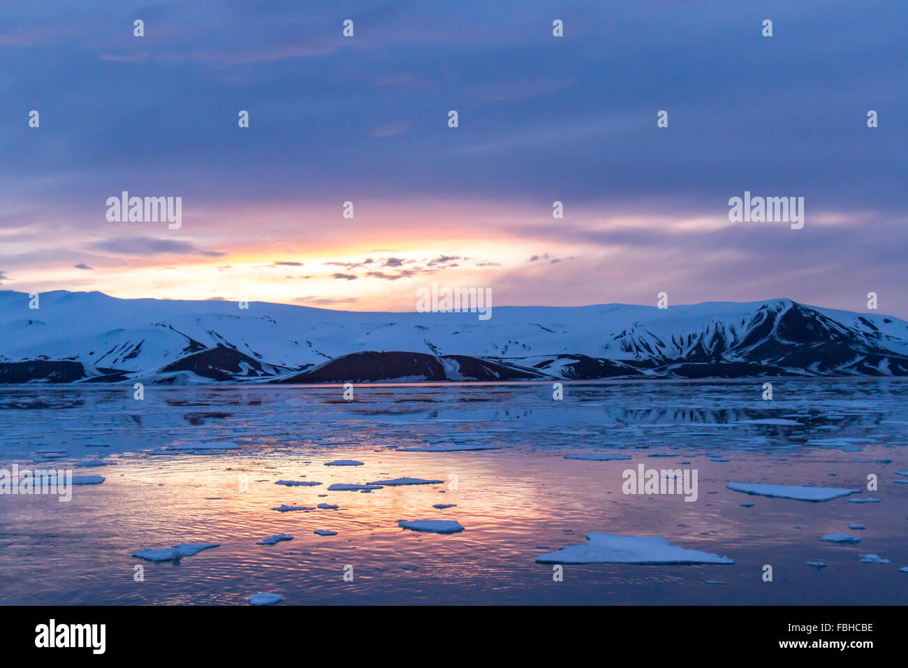 Arctic bagliore del tramonto estivo riflettendo in Whaler Bay, isola Deception, Antartide. Foto Stock