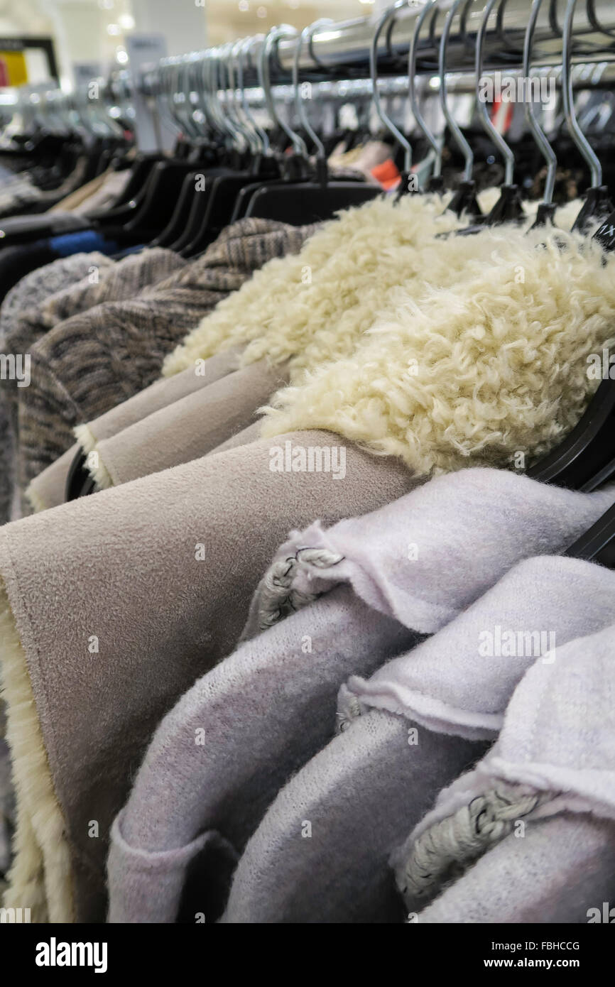 Cappotti su rack in negozio, NYC Foto Stock