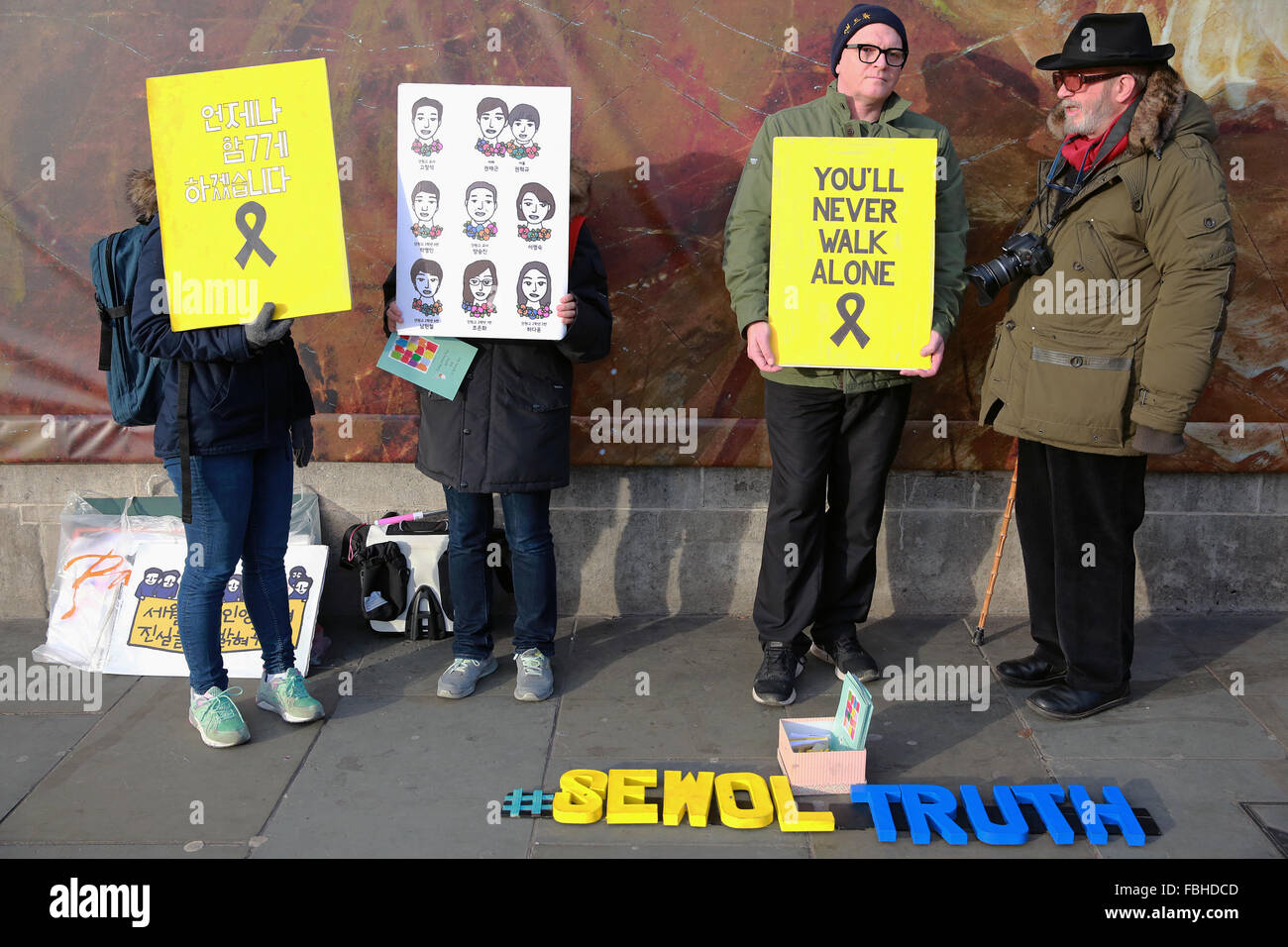 Londra, Regno Unito. 16 gennaio, 2016. Gli attivisti di tenere un segno di protesta in Trafalgar Square per ricordare il 304 vittime del traghetto Sewol disastro. Credito: Mark Kerrison/Alamy Live News Foto Stock