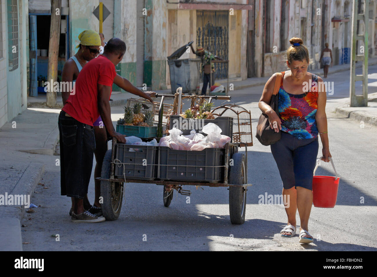 Venditore ambulante vendita di produrre, Regla, Cuba Foto Stock