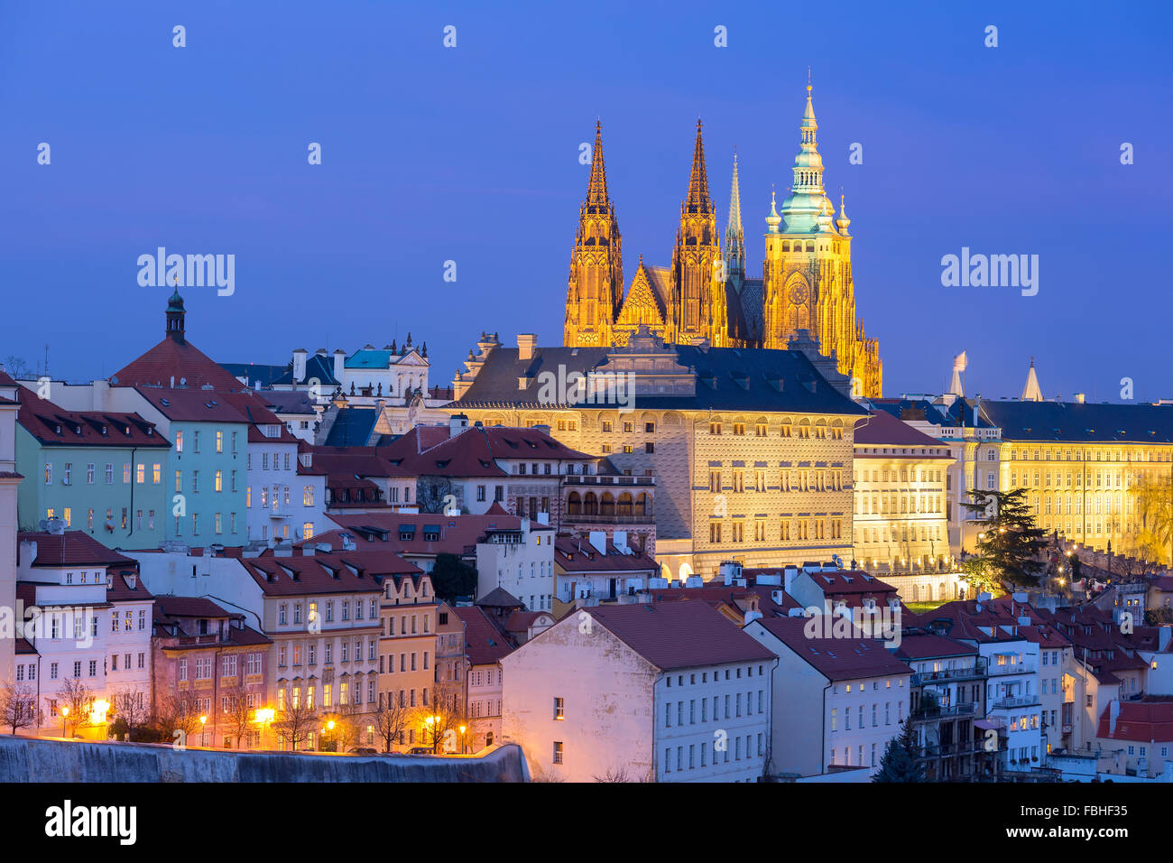 Oro il Castello di Praga di notte, Repubblica Ceca Foto Stock