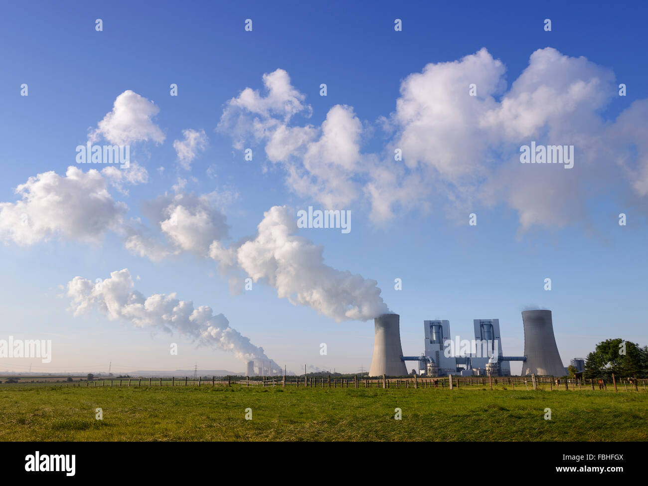 Nuove centrali elettriche a carbone 'Neurath', sullo sfondo la stazione di alimentazione 'Niederaussem', in Germania, in Renania settentrionale-Vestfalia, Grevenbroich Foto Stock