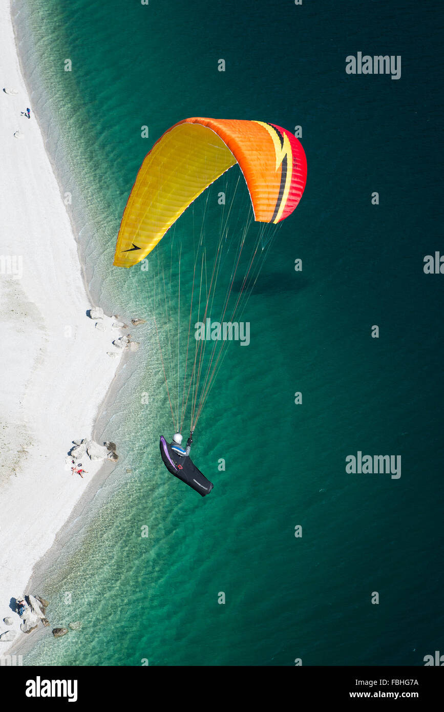 Il lago di Molveno, Molveno, lago balneabile, lago di montagna, balneazione, tempo libero, spiaggia, estate, antenna shot, Regione di vacanza, Trentino, Italia Foto Stock