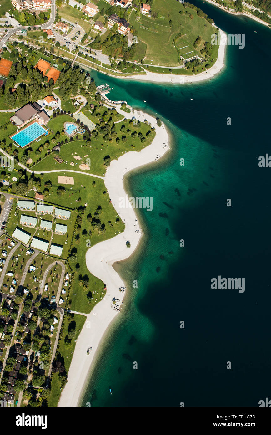 Il lago di Molveno, Molveno, lago balneabile, lago di montagna, balneazione, tempo libero, spiaggia, estate, antenna shot, Regione di vacanza, Trentino, Italia Foto Stock