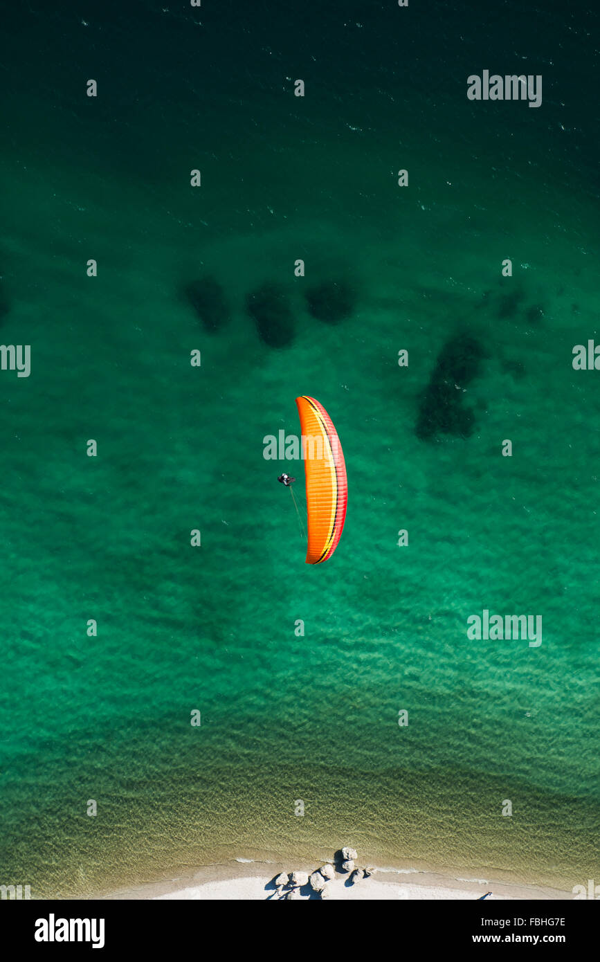 Il lago di Molveno, Molveno, lago balneabile, lago di montagna, balneazione, tempo libero, spiaggia, estate, antenna shot, Regione di vacanza, Trentino, Italia Foto Stock