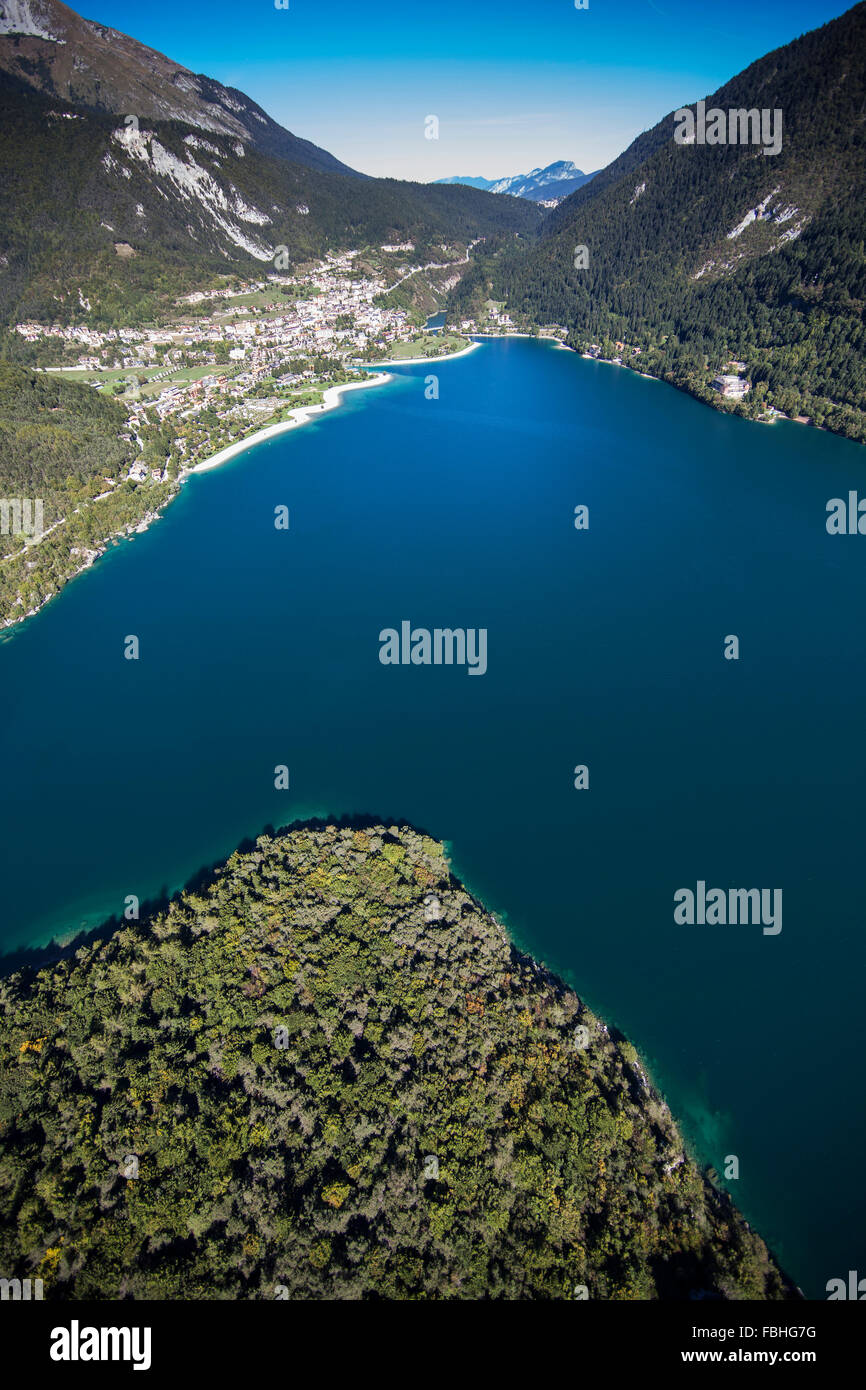 Il lago di Molveno, Molveno, lago balneabile, lago di montagna, balneazione, tempo libero, spiaggia, estate, antenna shot, Regione di vacanza, Trentino, Italia Foto Stock