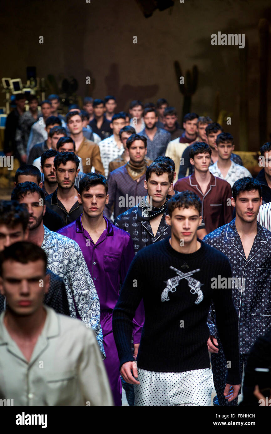 Milano, Italia. 16 gennaio, 2016. Modelli di creazioni di visualizzazione come parte del Dolce & Gabbana Uomo Autunno-Inverno 2016-2017 mostra collezione durante la Settimana della Moda Milanese in Italia, a Milano, il 16 gennaio 2016. Ispirato alla mitica 'Spaghetti Western " film diretto da un regista italiano Sergio Leone negli anni sessanta, che ha portato il film italiano industria per l'attenzione della folla internazionale, la collezione mostra un contrasto tra il passato (attraverso i ricami e abbellimenti del selvaggio West) e presente (le forme, tagliare e montare). © Jin Yu/Xinhua/Alamy Live News Foto Stock