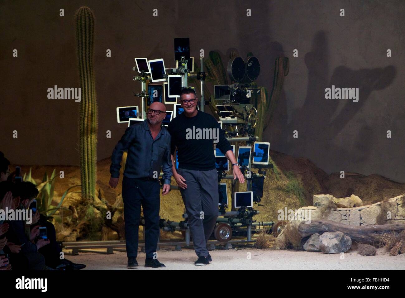 (160117) -- Milano, Gennaio 17, 2016 (Xinhua) -- Domenico Dolce (L) e Stefano Gabbana accusare gli applausi del pubblico dopo la presentazione dei loro Dolce & Gabbana Uomo Autunno-Inverno 2016-2017 mostra collezione durante la Settimana della Moda Milanese in Italia, a Milano, il 16 gennaio 2016. Ispirato alla mitica 'Spaghetti Western " film diretto da un regista italiano Sergio Leone negli anni sessanta, che ha portato il film italiano industria per l'attenzione della folla internazionale, la collezione mostra un contrasto tra il passato (attraverso i ricami e abbellimenti del selvaggio West) e presente (la forma Foto Stock