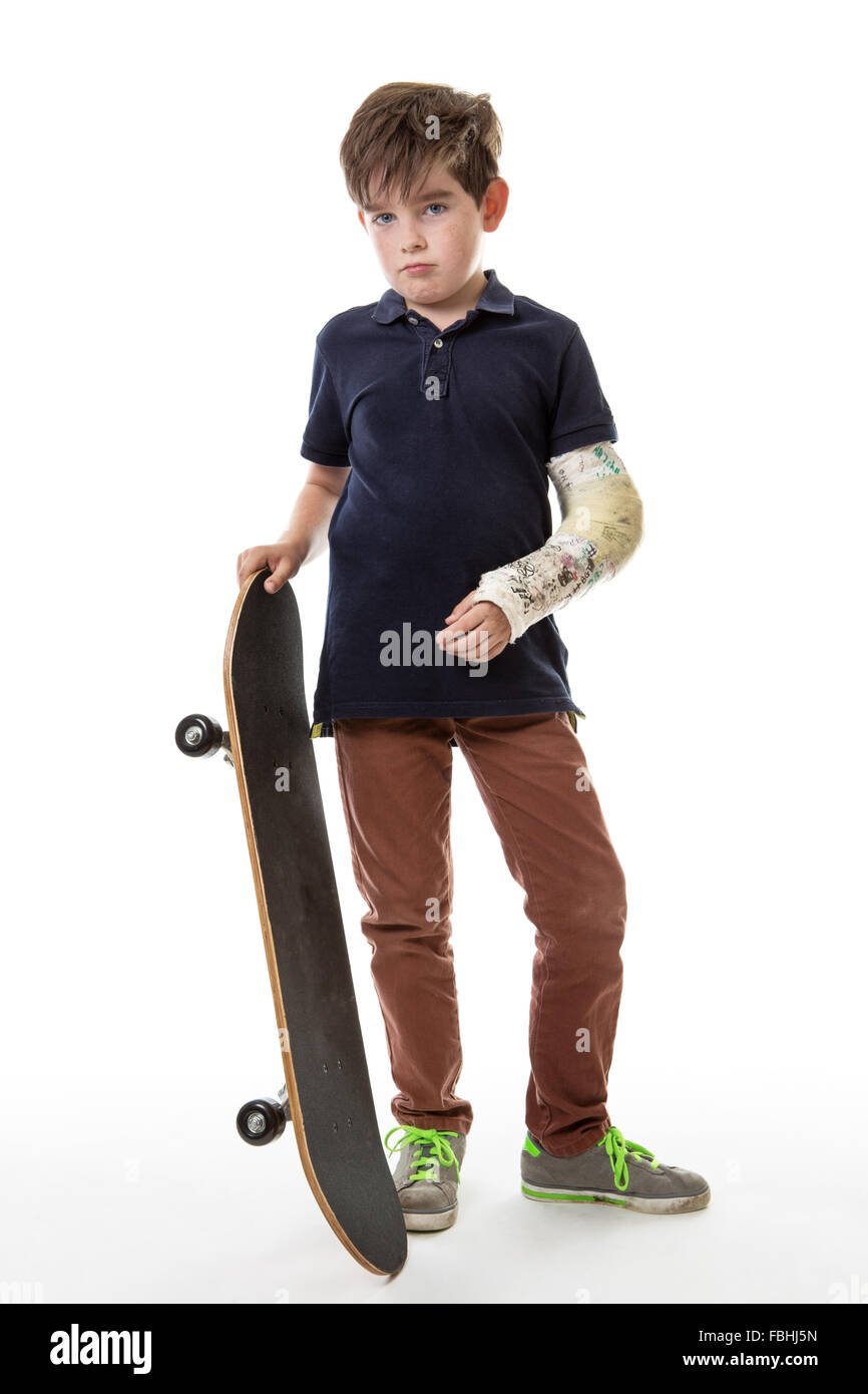 A piena lunghezza Ritratto di un simpatico ragazzo giovane azienda uno  skateboard con un braccio rotto isolati su sfondo bianco Foto stock - Alamy