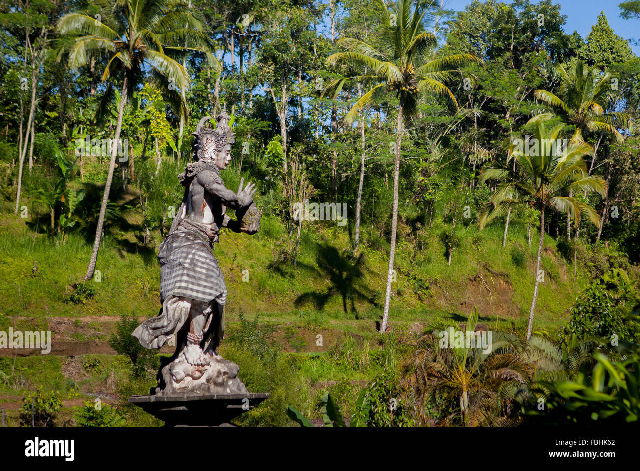 Statua del Dio Indra Indra al cancello del tempio di Tirta Empl a Tampaksiring, Bali, indonesia. Foto Stock