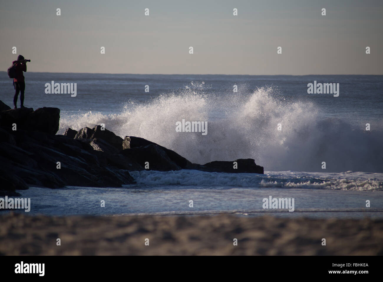 Fotografo onde di ripresa dal Jetti. Fotografato a Rockaway Beach, Queens, NY, in ottobre 2015. Foto Stock