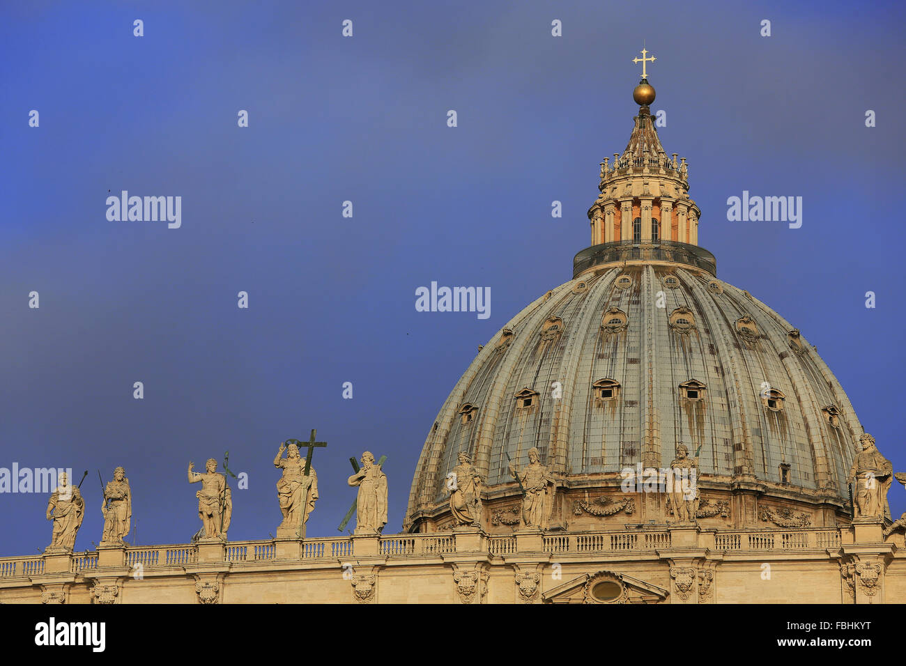 Statue di santi e la cupola della Basilica di San Pietro e la Città del Vaticano, Roma, Italia. Foto Stock