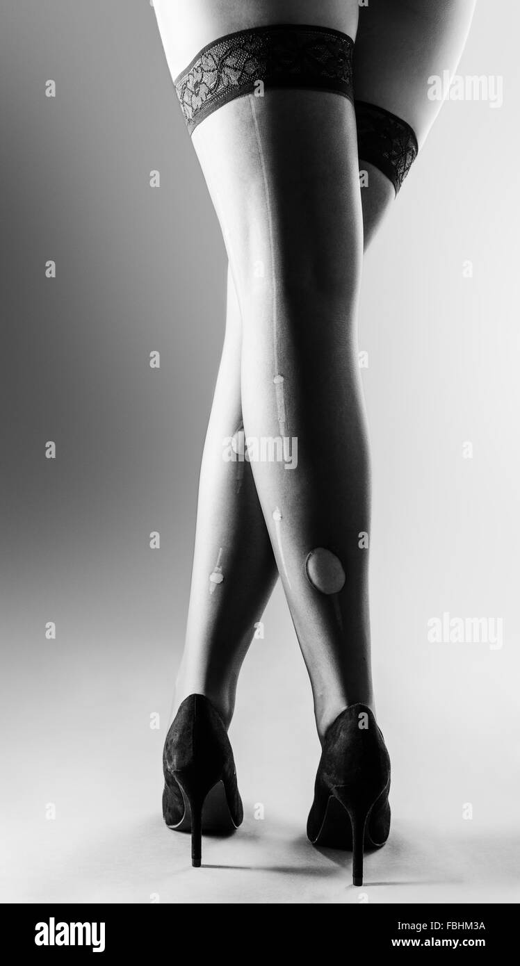 Donne sexy con gambe lunghe indossando tenere tutti gli ups laddered e  tacchi alti e scarpe Foto stock - Alamy