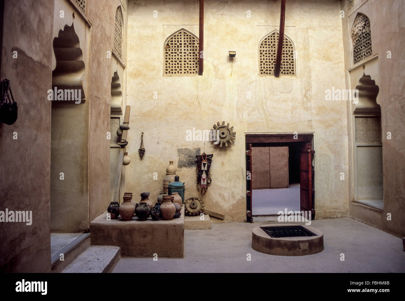 Jabrin, Oman. Un cortile interno della fortezza con ben coperta. Foto Stock