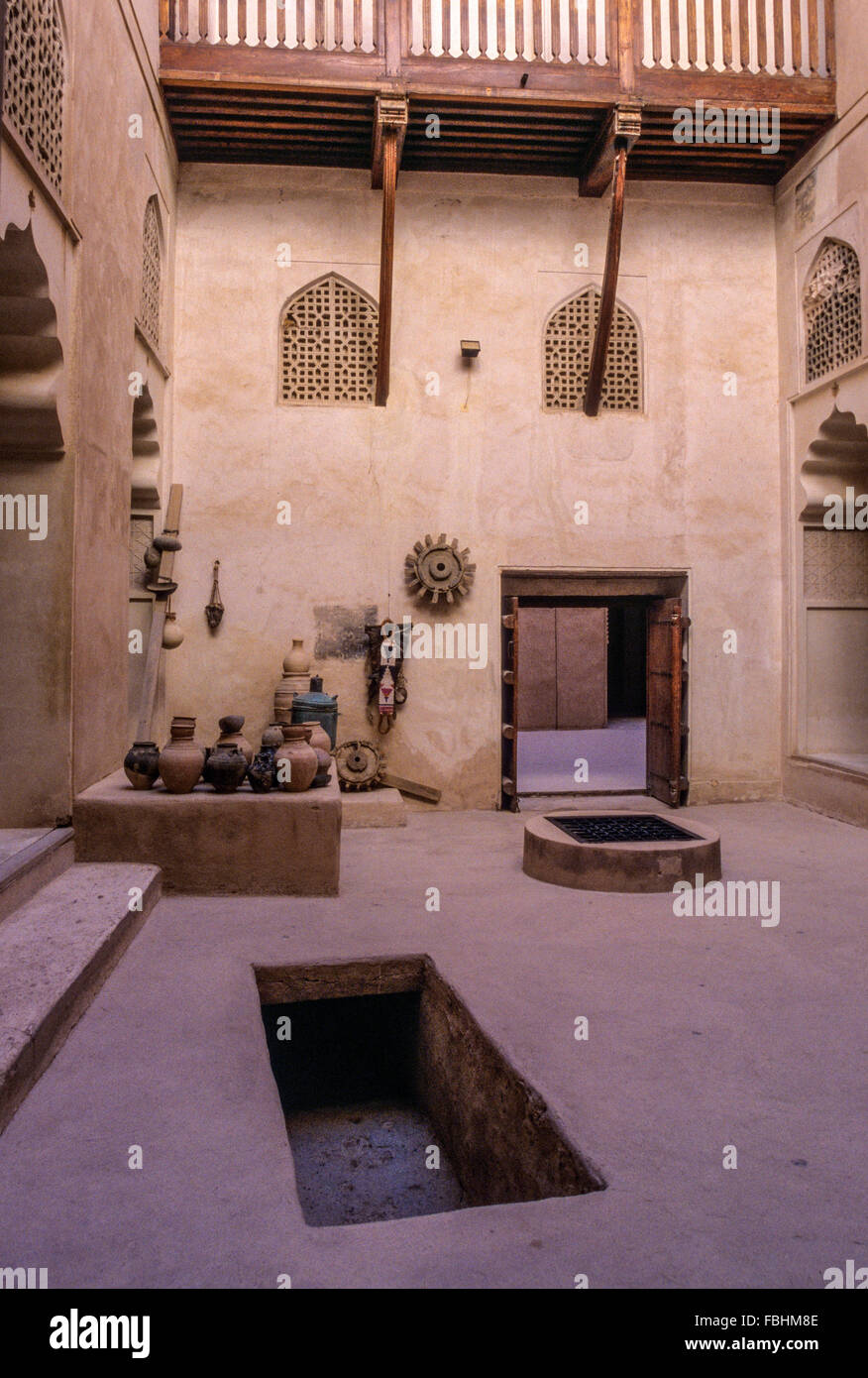 Jabrin, Oman. Un cortile interno della fortezza con ben coperta. Foto Stock