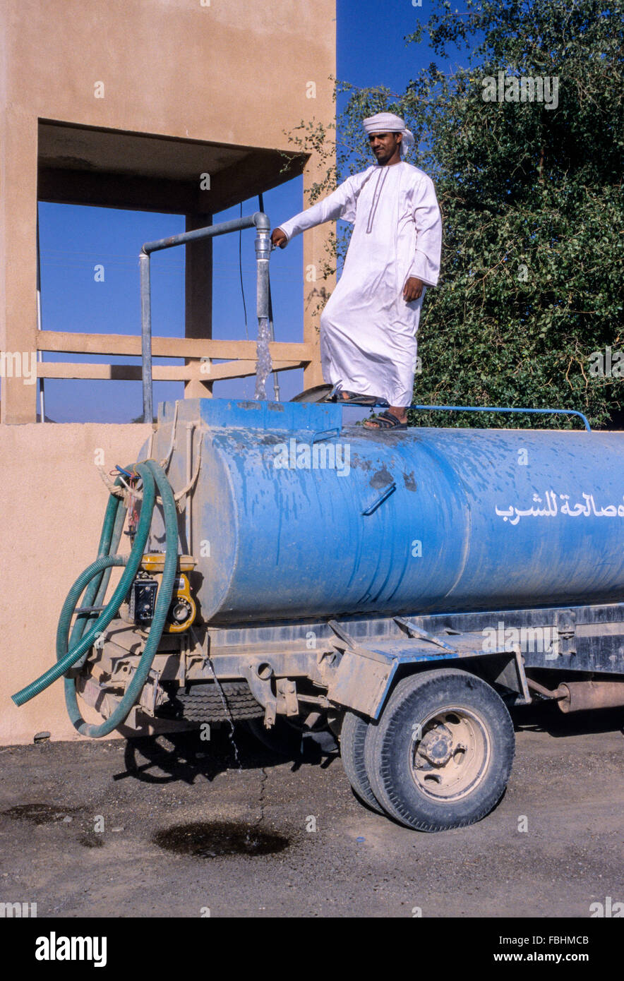 Jabrin, Oman. Il caricamento di acqua potabile per il residenziale consegna. Foto Stock