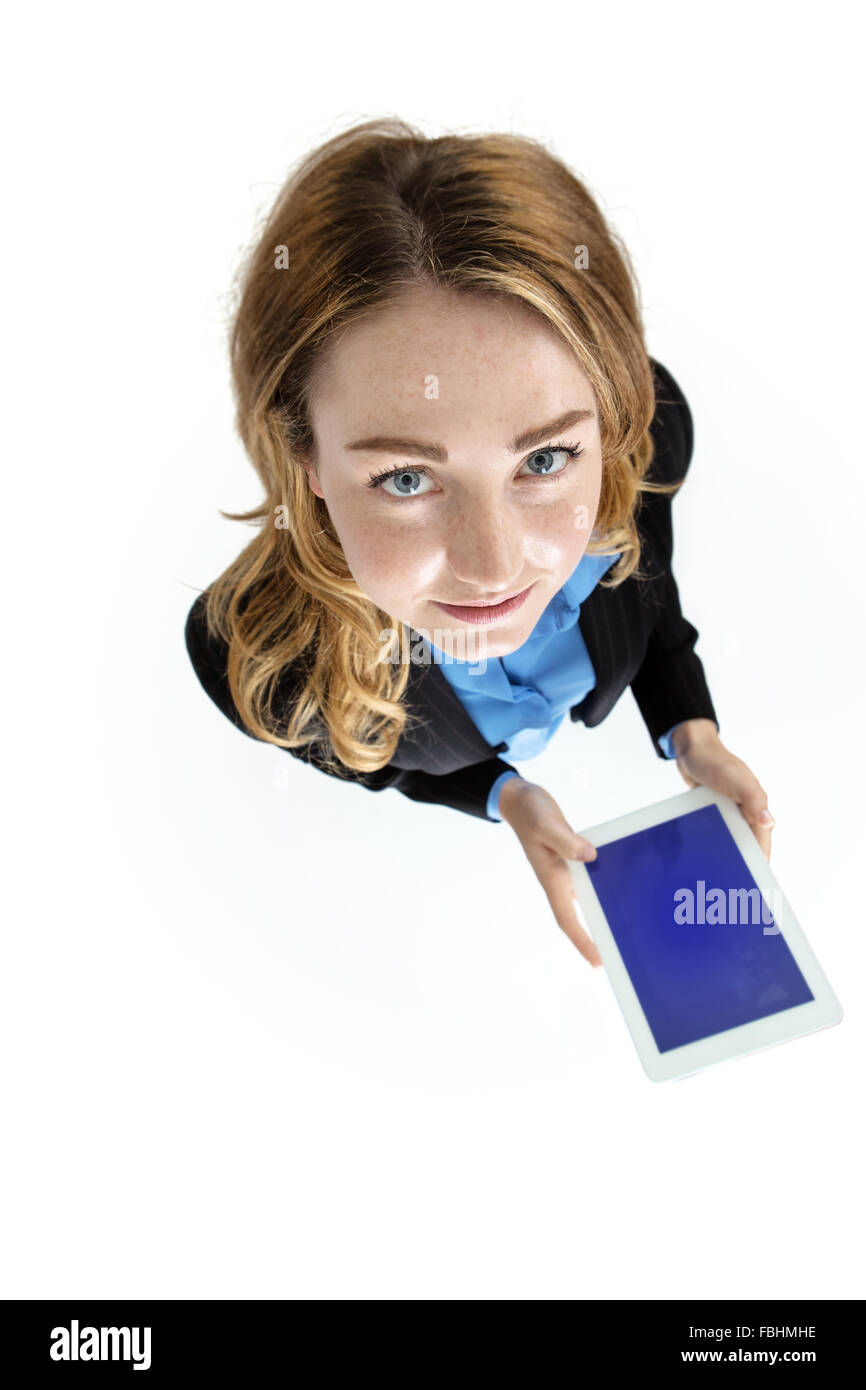 Donna sorridente che mostra computer tablet schermo, isolati su sfondo bianco. Foto Stock