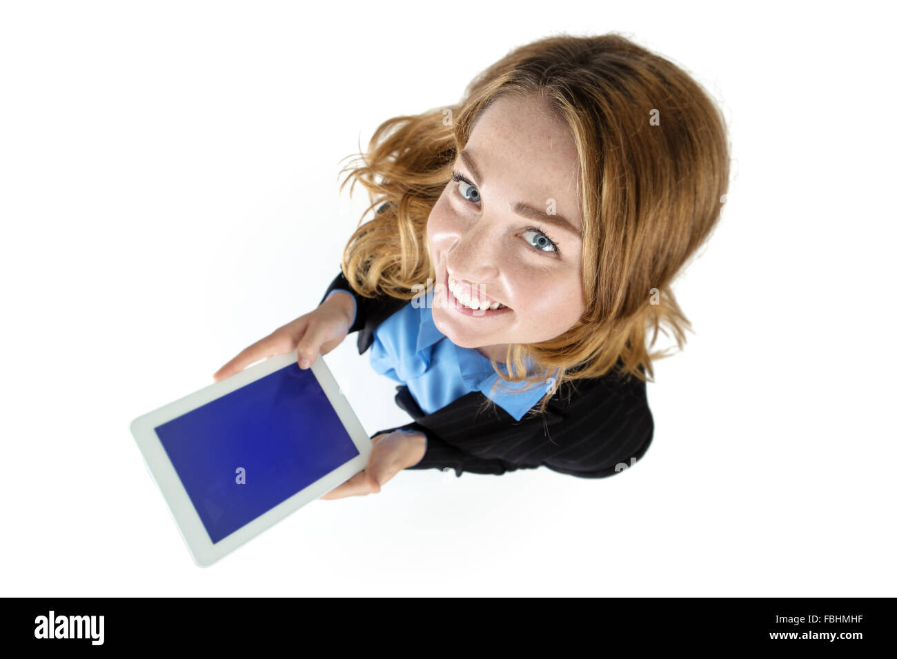 Donna sorridente che mostra computer tablet schermo, isolati su sfondo bianco. Foto Stock