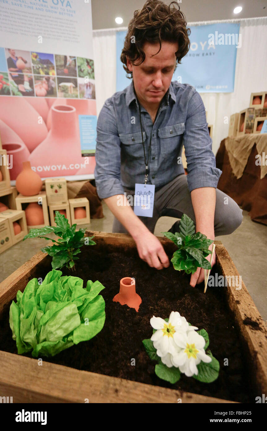 Vancouver, Canada. 16 gennaio, 2016. Un espositore mostra come far crescere le verdure a casa durante il Homesteading Expo in Vancouver, Canada, gen. 16, 2016. Il Homesteading Expo vetrine alcuni specialisti in sede di dimostrare come per mantenere uno stile di vita di autosufficienza attraverso il mantenimento e la creazione di prodotti alimentari a casa. Attraverso la promozione del DIY (Fai da te) cultura, evoca la gente ad affrontare la questione della sostenibilità. Credito: Liang sen/Xinhua/Alamy Live News Foto Stock