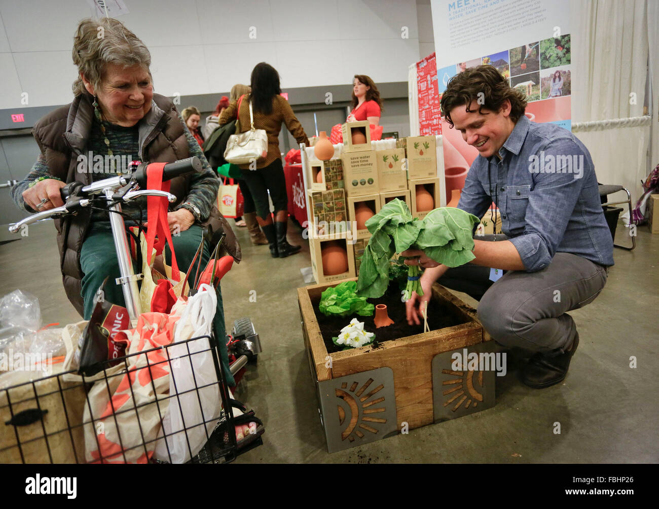 Vancouver, Canada. 16 gennaio, 2016. Un espositore dimostra di un visitatore su come far crescere le verdure a casa durante il Homesteading Expo in Vancouver, Canada, gen. 16, 2016. Il Homesteading Expo vetrine alcuni specialisti in sede di dimostrare come per mantenere uno stile di vita di autosufficienza attraverso il mantenimento e la creazione di prodotti alimentari a casa. Attraverso la promozione del DIY (Fai da te) cultura, evoca la gente ad affrontare la questione della sostenibilità. Credito: Liang sen/Xinhua/Alamy Live News Foto Stock