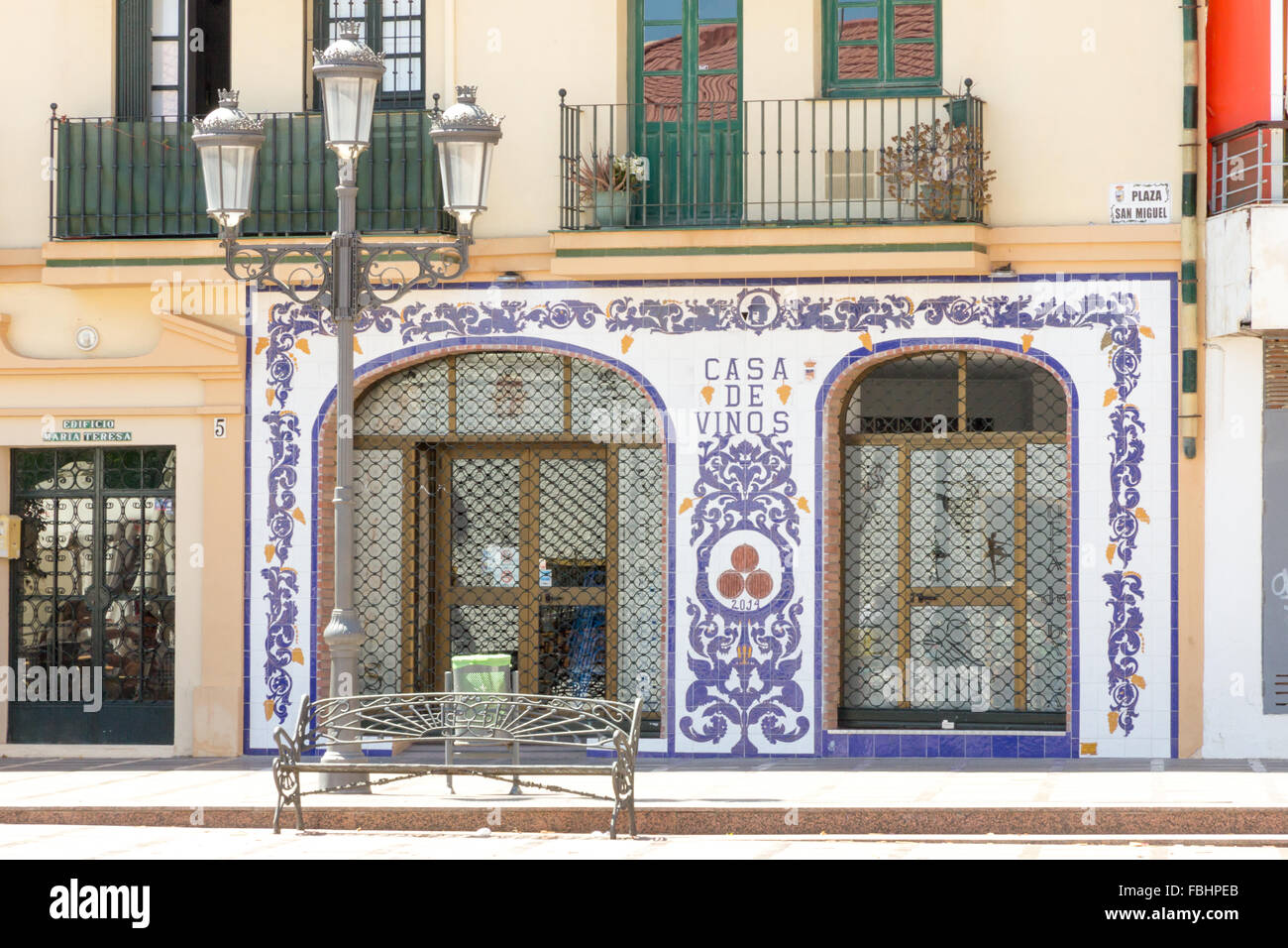 Torremolinos, Spain-August 24th 2015: un Wine Shop decora con piastrelle di ceramica. Le piastrelle vengono ampiamente utilizzati per la decorazione. Foto Stock