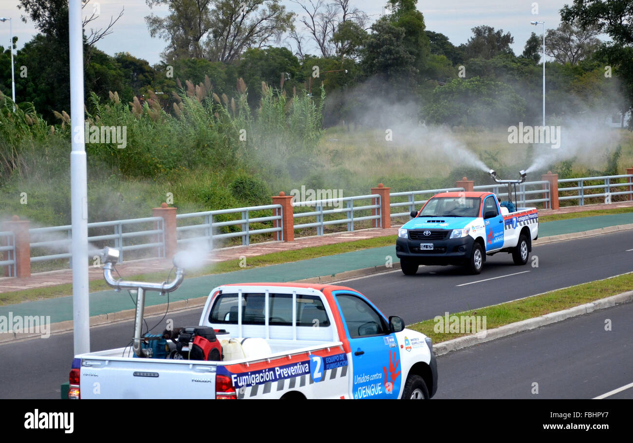 Formosa, Argentina. 16 gennaio, 2016. Veicoli di partecipare ad una speciale operazione di fumigazione, nella provincia di Formosa, Argentina, il 16 gennaio 2016. Secondo la stampa locale, il sabato una particolare operazione di fumigazione si è svolta nel quadro della campagna contro il dengue, con la supervisione della provincia di Sviluppo Umano il ministro, medico Jose Luis Decima. © Jose Gandolfi/TELAM/Xinhua/Alamy Live News Foto Stock