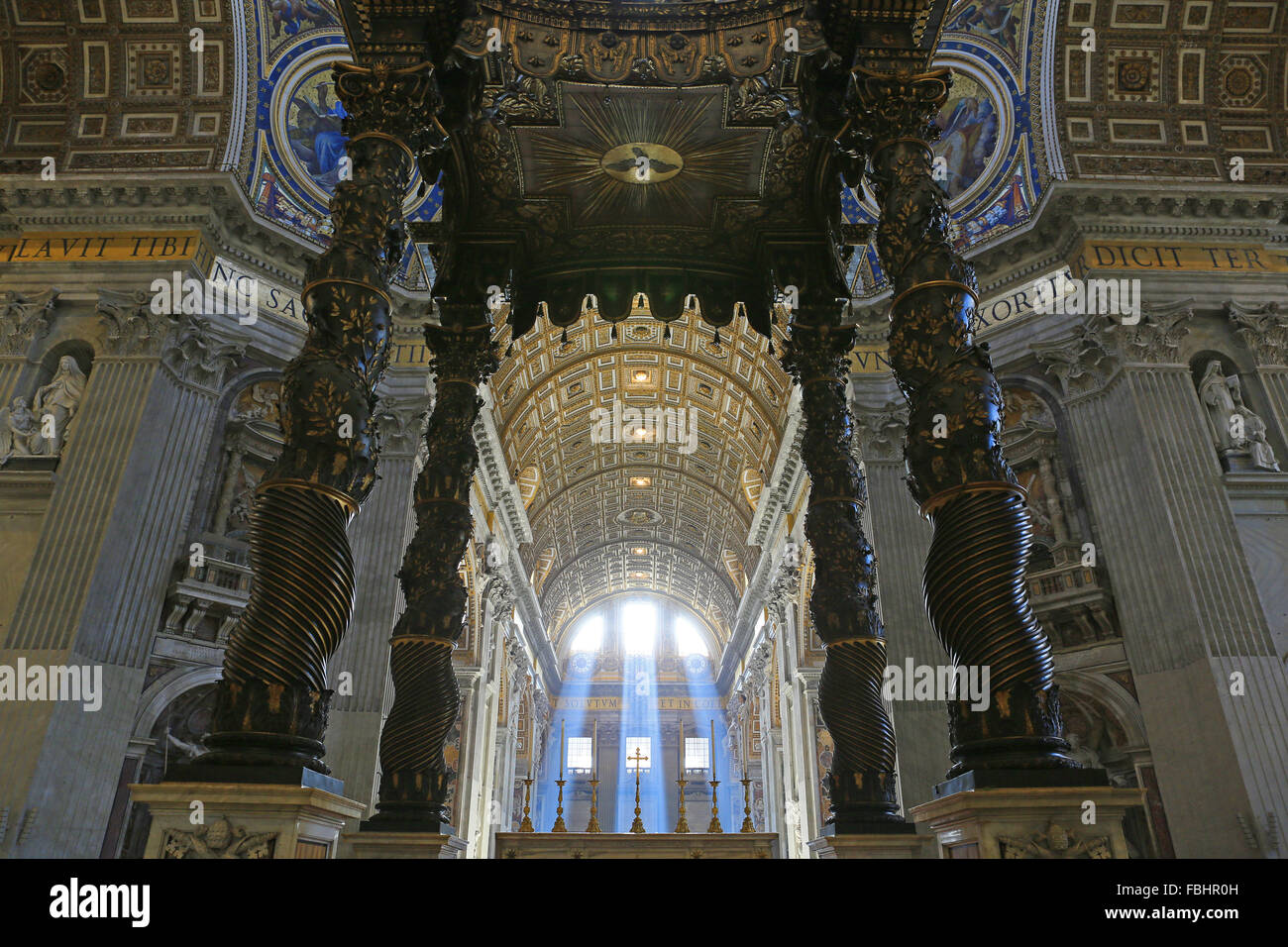 Altare all'interno della Basilica di San Pietro e la Città del Vaticano, Roma, Italia. Foto Stock