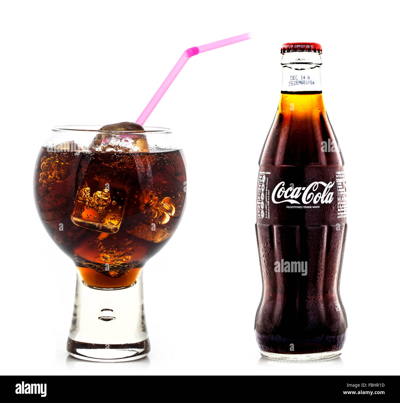 Cold Classic Bottiglia di Coca su sfondo bianco Foto Stock