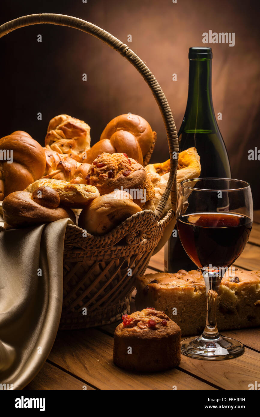 Il pane e il vino, il cibo e la bevanda, prima colazione continentale, pane e cuoce, vari tipi di pane in un cestino, Foto Stock