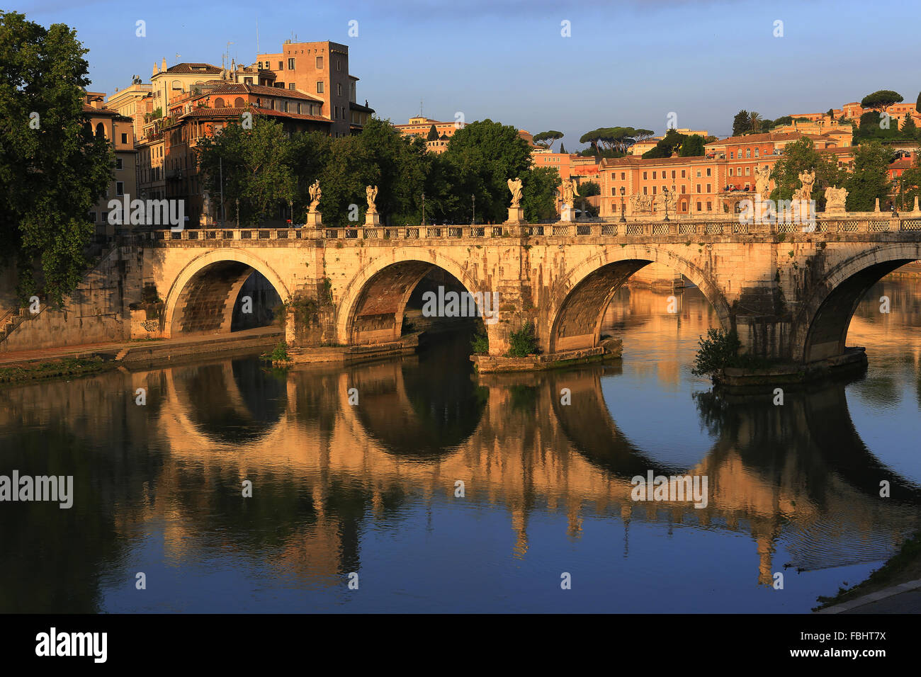 Sant'Angelo ponte sul fiume Tevere in mattina presto, Roma, Italia. Foto Stock