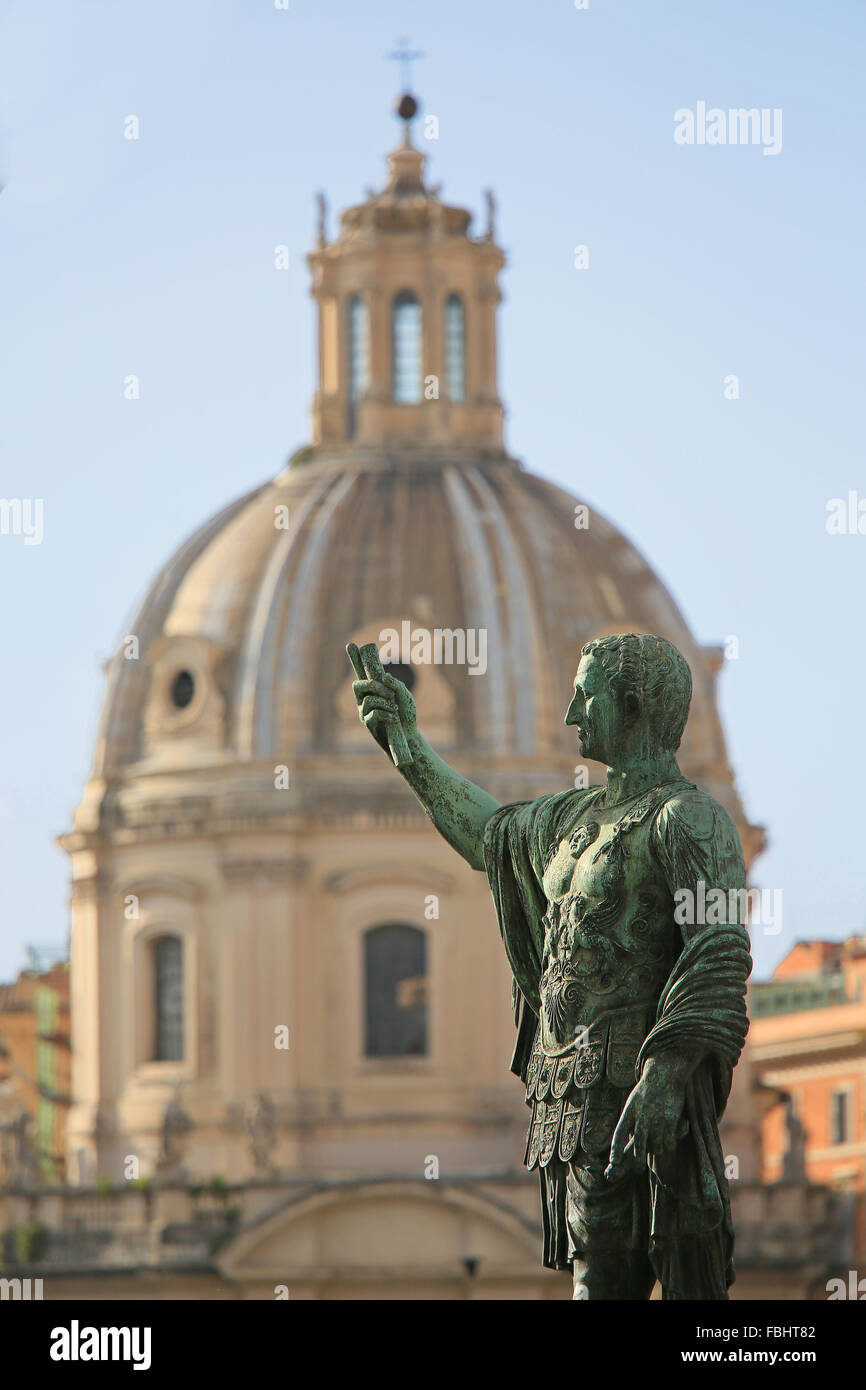 Statua di Giulio Cesare vicino a. Foro Romano, Roma, Italia. Foto Stock