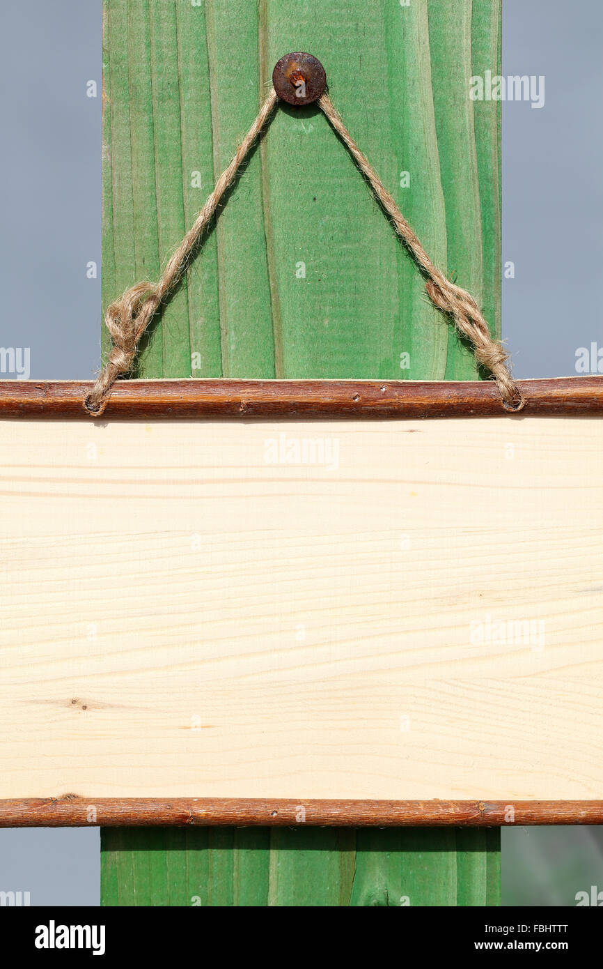 Svuotare cartello in legno appeso a una fune Foto Stock