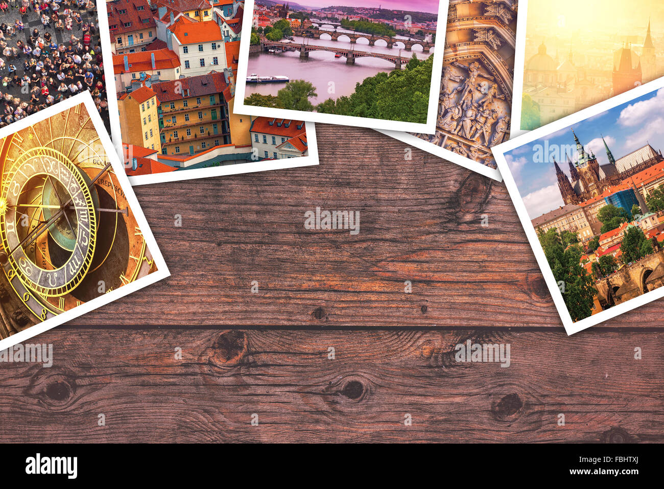 Praga photo collage, turistica immagine istantanea della Repubblica ceca capitale sulla scrivania di legno come copia di spazio. Foto Stock