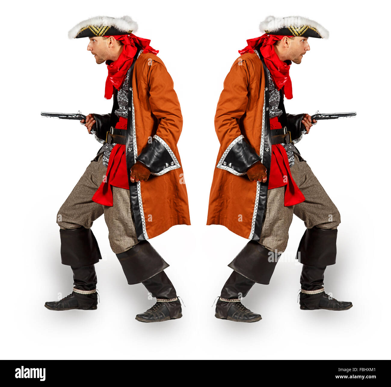 Giovane uomo in un costume da pirata con pistola isolati su sfondo bianco Foto Stock