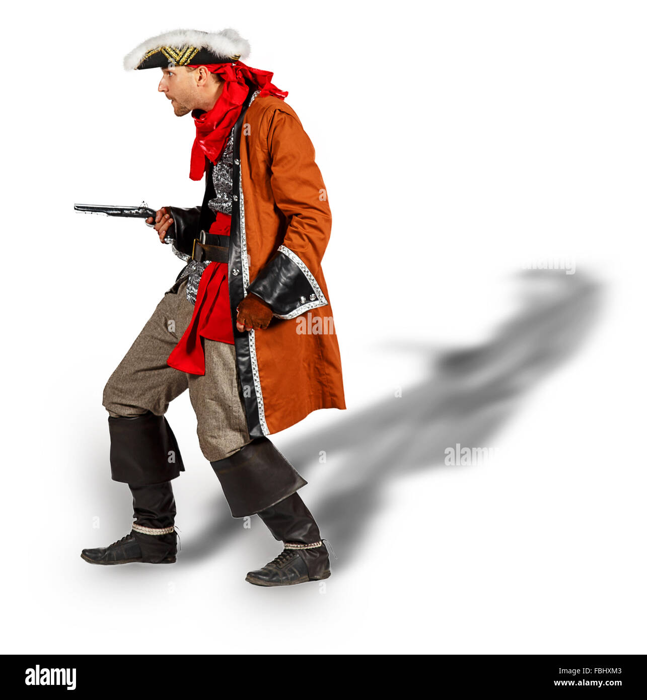 Giovane uomo in un costume da pirata con pistola isolati su sfondo bianco Foto Stock