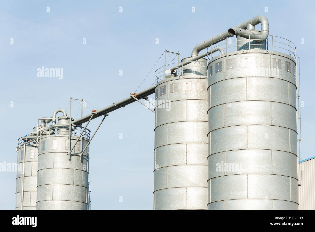 Silos industriali per la produzione chimica, da acciaio inossidabile Foto Stock